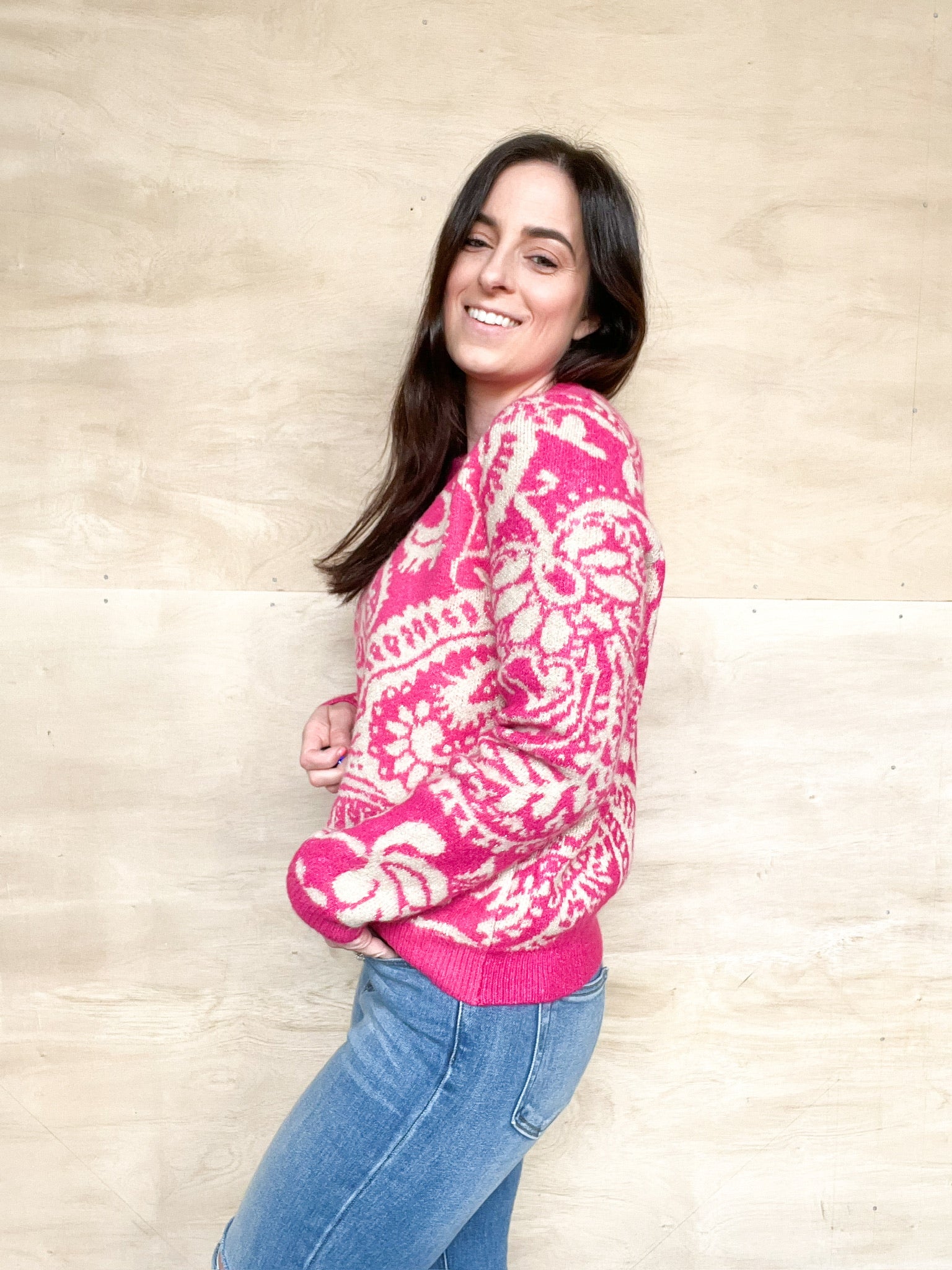 Pink sweater, white paisley pattern, round neck, relaxed fit, wide cuffs
