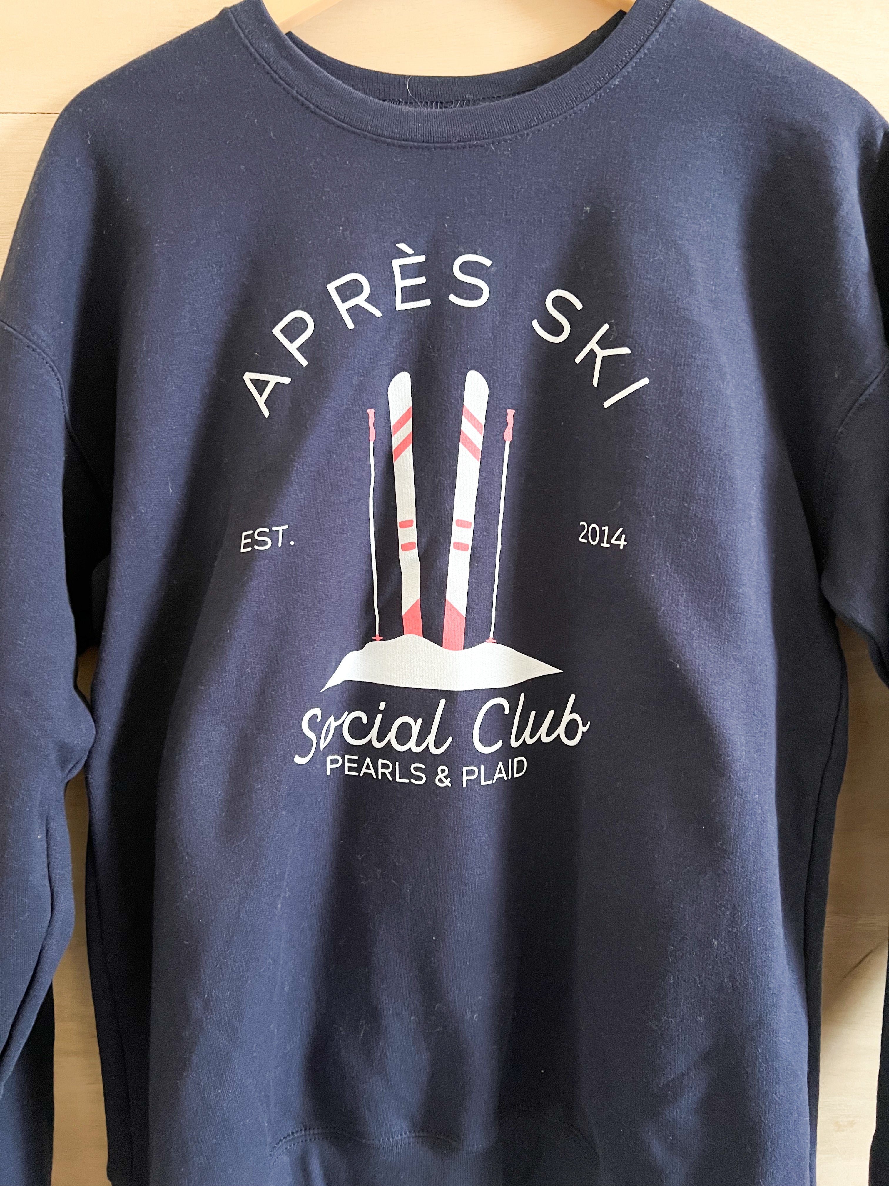 Navy crew neck sweatshirt, apres ski design printed on the front