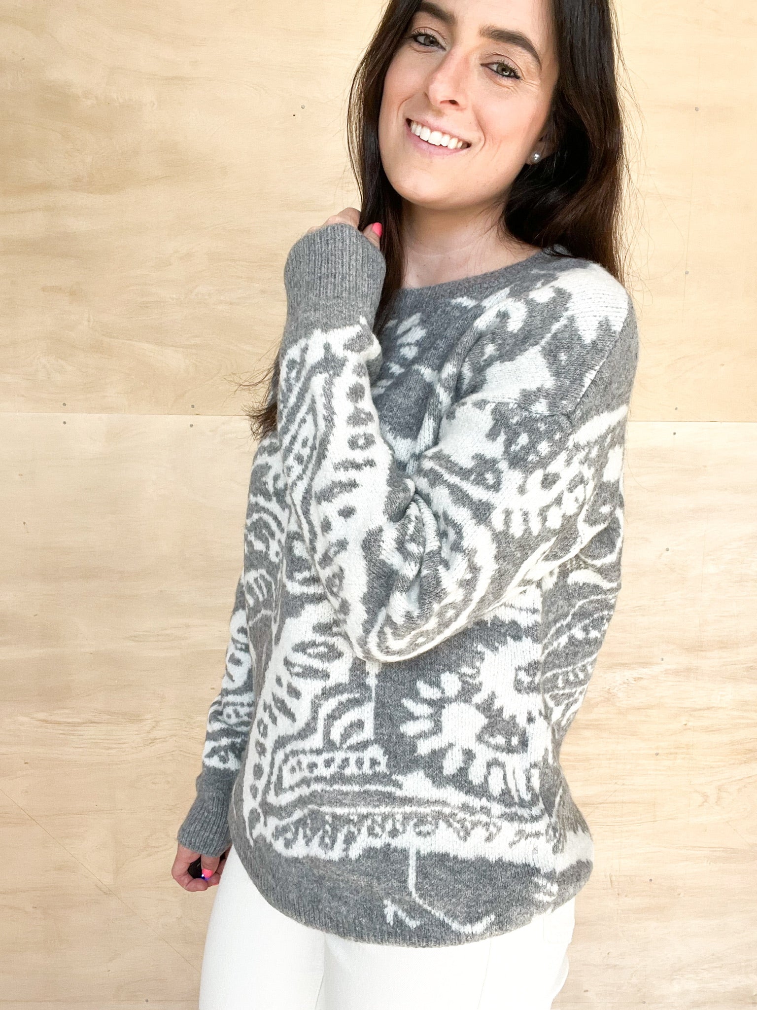 Grey sweater with white paisley detail on the entire sweater, round neckline, relaxed fit in the body, full length